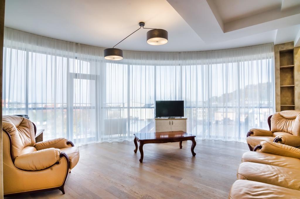 Leogrand Apartments Z Panoramoyu Lvova Esterno foto